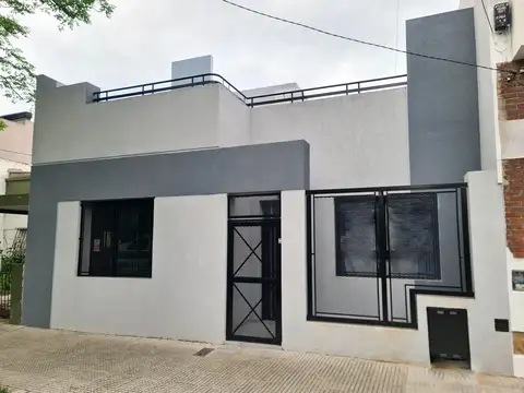 Navarro al 5200 Villa Devoto. Casa Reciclada a nuevo. Impecable. Ultra luminosa. Entrada independie. Superf total 214 m2, cubiertos 117 m2. 3 ambien 2 dormit 3 baños (2 completos y 1 toilette). 2 patios 2 Terrazas (1 muy grande). Quincho cerrado. Lavadero