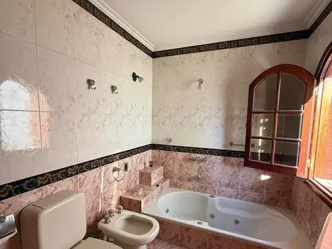 Casa 6 ambientes con 3 baños