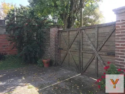 Casa en venta - 2 Dormitorios 1 Baño - City Bell