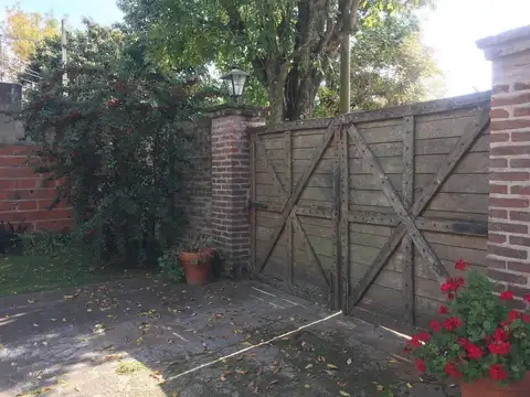 Casa en venta - 2 Dormitorios 1 Baño - City Bell