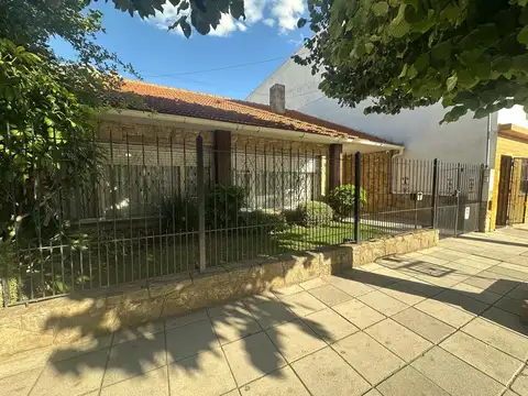 VENTA CASA 4 AMBIENTES CON PARQUE Y QUINCHO