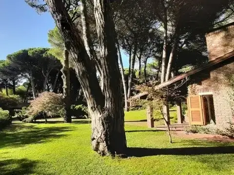 Excelente casa con pileta en el bosque de Carilo