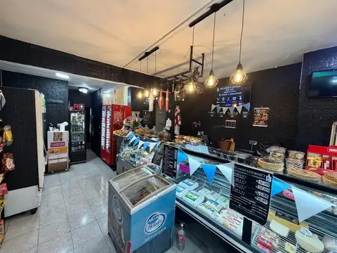 Local excelente estado, sobre Av. Independencia