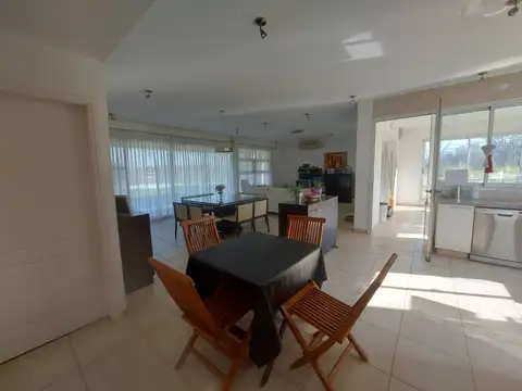 CASA EN VENTA EN BARADERO CON PILETA