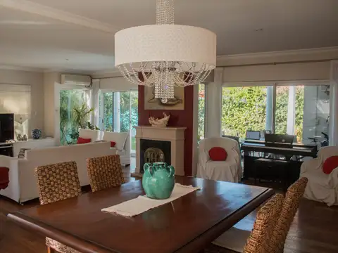 Casa 6 ambientes con 2 baños