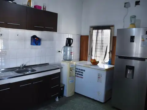 Casa 3 ambientes en venta en Banfield con cochera