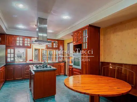 Casa en Venta con 3 cocheras