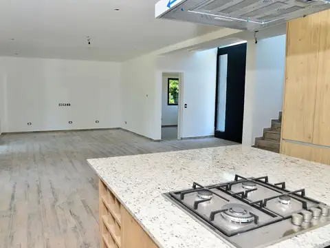 Casa en Venta con 4 cocheras