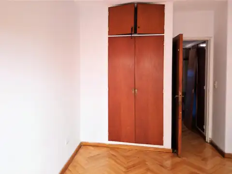 2 ambientes c/patio y balcòn  al frente 1º piso