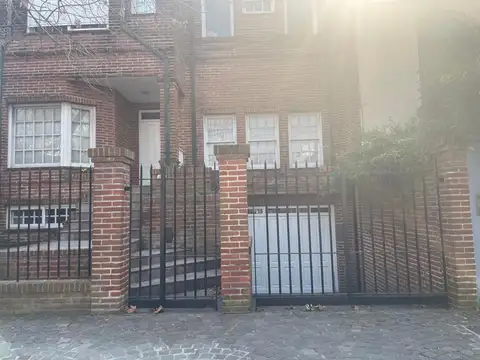 CASA 6 AMBIENTES CON DEPENDENCIA