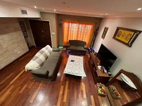 Excelente casa de 5 ambientes con patio con parrilla y pileta