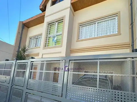 Excelente casa de 5 ambientes con patio con parrilla y pileta