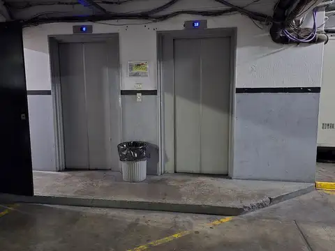 Cochera cubierta en venta en Monserrat