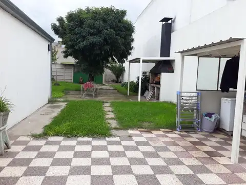 Casa en venta - 3 dormitorios 3 baños - Cochera - 160mts2 - La Plata