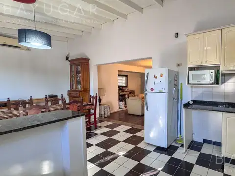 Casa 4 ambientes con 2 baños