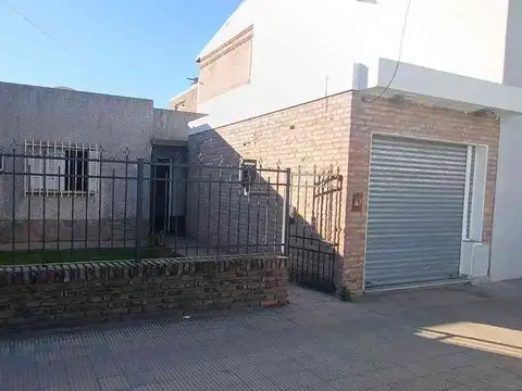 CASA DOS DORMITORIOS A REFACIONAR. COMERCIAL