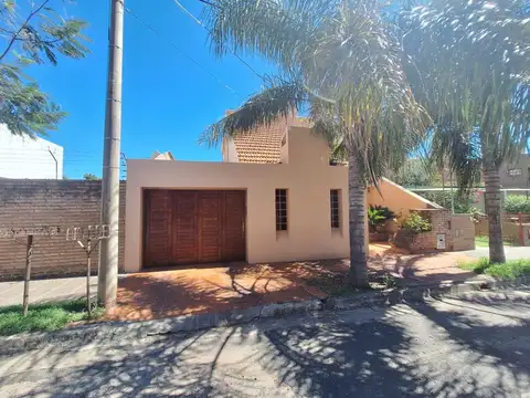 Casa 4 Dormitorios  Pileta en Barrio San Salvador