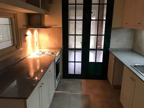 Casa 4 ambientes con 2 baños