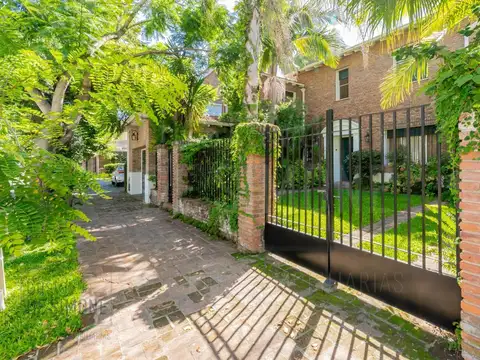 Venta Casa de 5 ambientes con quincho, pileta, garage en Martínez