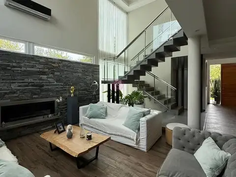 Casa en Venta con 2 cocheras