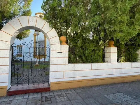 Casa 9 ambientes con 4 baños