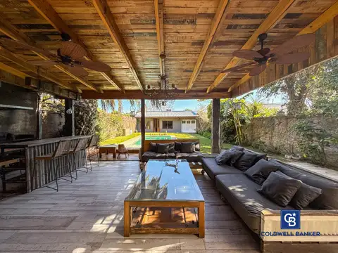 CASA SUPER LUMINOSA EN AMPLIO LOTE
