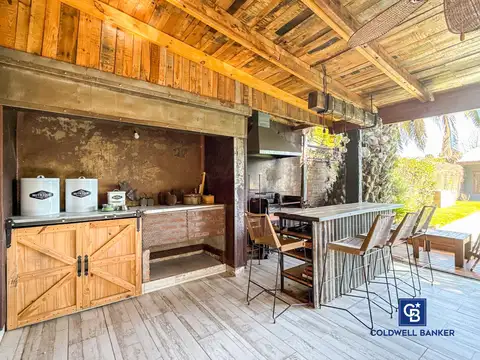 Casa 7 ambientes con 5 baños