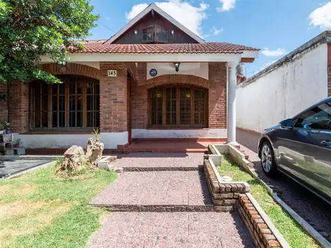 Venta casa 4 ambientes con gran lote en Banfield