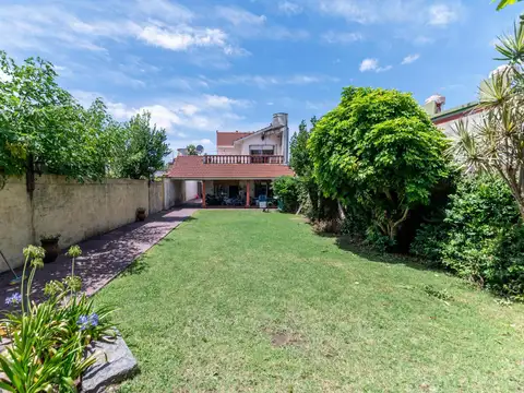 Casa en Venta con 2 cocheras