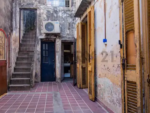 En venta casa de pasillo a reciclar en Pichincha, Rosario.