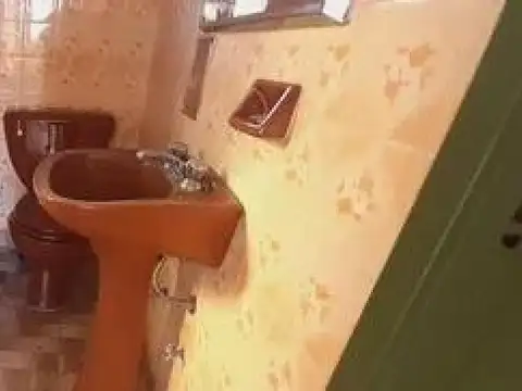 Casa 7 ambientes con 2 baños