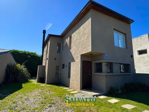 Casa 4 ambientes con 2 baños