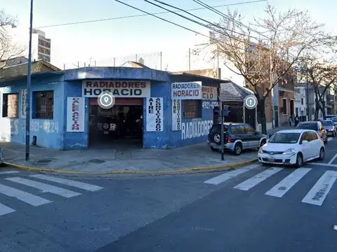 Viel 1376 esquina Av Vernet.