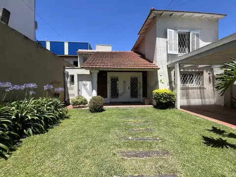 VENTA DE CASA EN CASTELAR, 5 AMBIENTES Y 3 BAÑOS