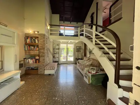 VENTA DE CASA EN CASTELAR, 5 AMBIENTES Y 3 BAÑOS