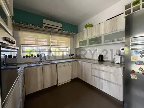 VENTA DE CASA EN CASTELAR, 5 AMBIENTES Y 3 BAÑOS