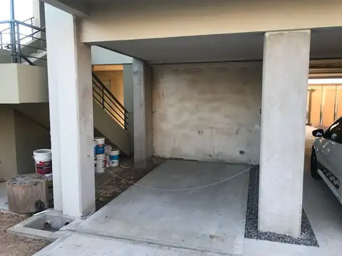 EN VENTA ESPACIO COCHERA CUBIERTO SOBRE CALLE BERGAMINI EN EL PALOMAR - FICHA 7720