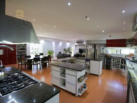 Casa 6 ambientes con 2 baños