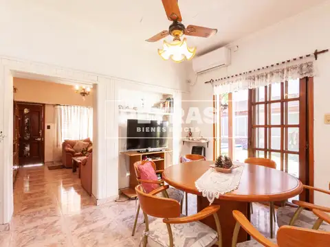 Casa 4 Ambientes con Pileta, Quincho, Parque y Cochera.
