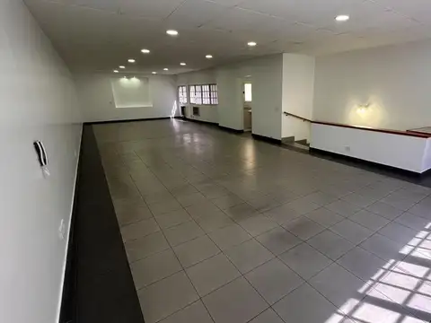 Alquiler depósito con oficinas en flores