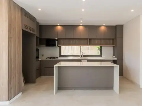 Casa 5 ambientes con 4 baños