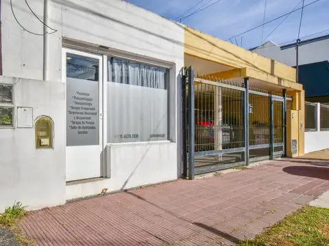 Departamento tipo casa en venta en Villa Ballester