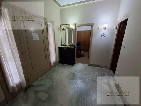 Venta- Casa sobre lote de 448 M2 de doble frente - acepta permuta