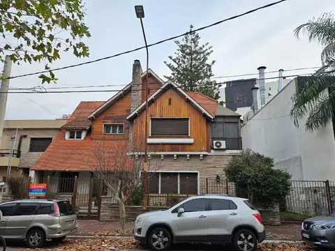 Venta- Casa sobre lote de 448 M2 de doble frente - acepta permuta