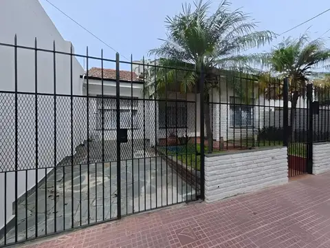 CASA 4 AMB EN VENTA EN VICTORIA, JARDIN Y PILETA