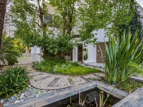 Casa de 4 dormitorios en Club de Campo ABRIL - Barrio El Molino