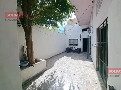 VENTA CASA MULTIFAMILIAR FLORES 4 AMB MAS DOS DEPTOS DE 2 AMB