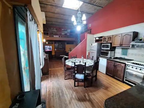 Casa 8 ambientes con 3 baños