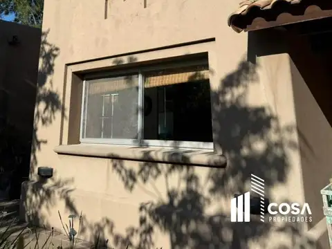 Venta Casa 5 dormitorios más dependencia de servicio jardín con pileta Country Aldea Lago Fisherton