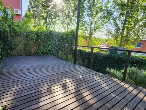 DUPLEX | BARRIO CERRADO | 3 AMB | 2 DORM | DECK | JARDIN